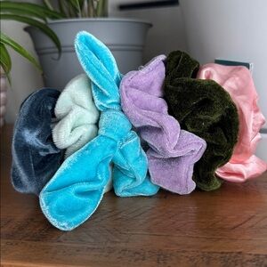 Six Velvet/Sarin-like Scrunchies